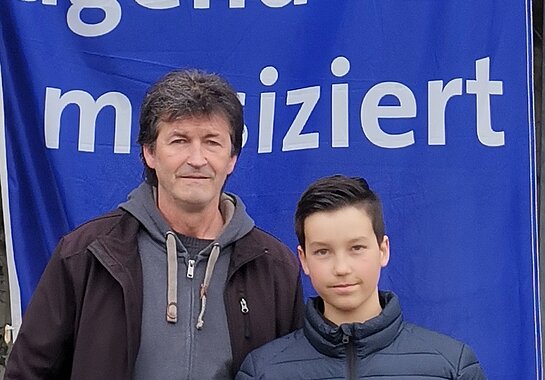 Maximilian Ertl mit seinem Lehrer Thomas Bauer beim Landeswettbewerb Jugend musiziert 2023 in Passau; Bild: Ertl