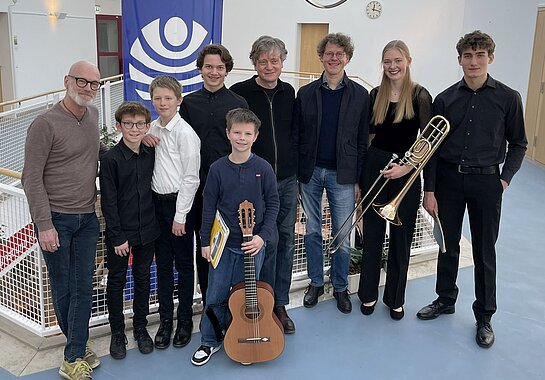 Teilnehmerinnen, Teilnehmer sowie Lehrkräfte der Musikschule Freising bei Jugend musiziert in Erding