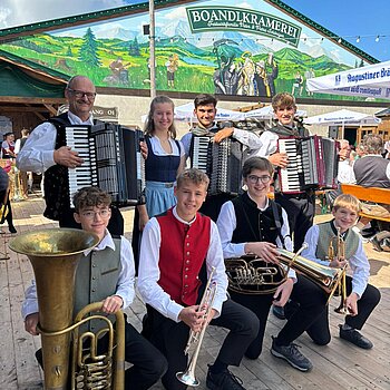 Moosacher-Mix der Musikschule Freising vor der Boandlramerei auf der Oidn Wiesn 2024