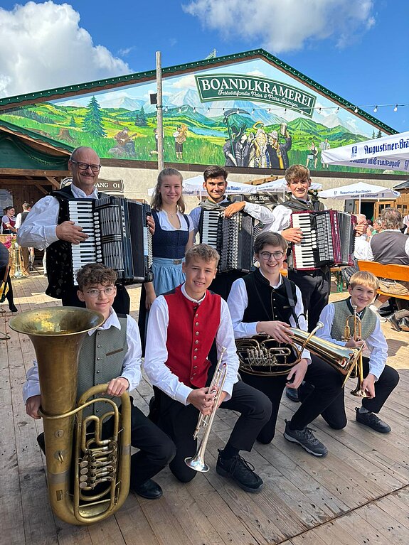 Moosacher-Mix der Musikschule Freising vor der Boandlramerei auf der Oidn Wiesn 2024