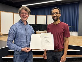 links Schulleiter Odilo Zapf mit Yvo Fischer (10 jähriges Dienstjubiläum)