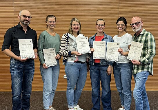 von link: Josef Riedl Schlagzeug 25 Jahre, Sophia Kaufmann Klarinette 15 Jahre, Magdalena Poruba Altsaxophon 15 Jahre, Nicola Bauer Querflöte 20 Jahre, Anna Bausewein Querflöte 10 Jahre, Jürgen Wüst Dirigent 20 Jahre