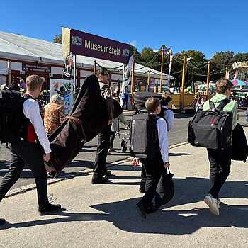 Moosacher-Mix auf dem Weg zum Auftritt in der Boandlkramerei