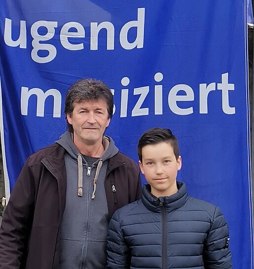 Maximilian Ertl mit seinem Lehrer Thomas Bauer beim Landeswettbewerb Jugend musiziert 2023 in Passau; Bild: Ertl